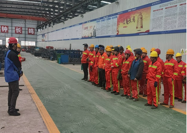 工程部丁部長(zhǎng)部署鋼筋班工作 工程部丁部長(zhǎng)部署鋼筋班工作